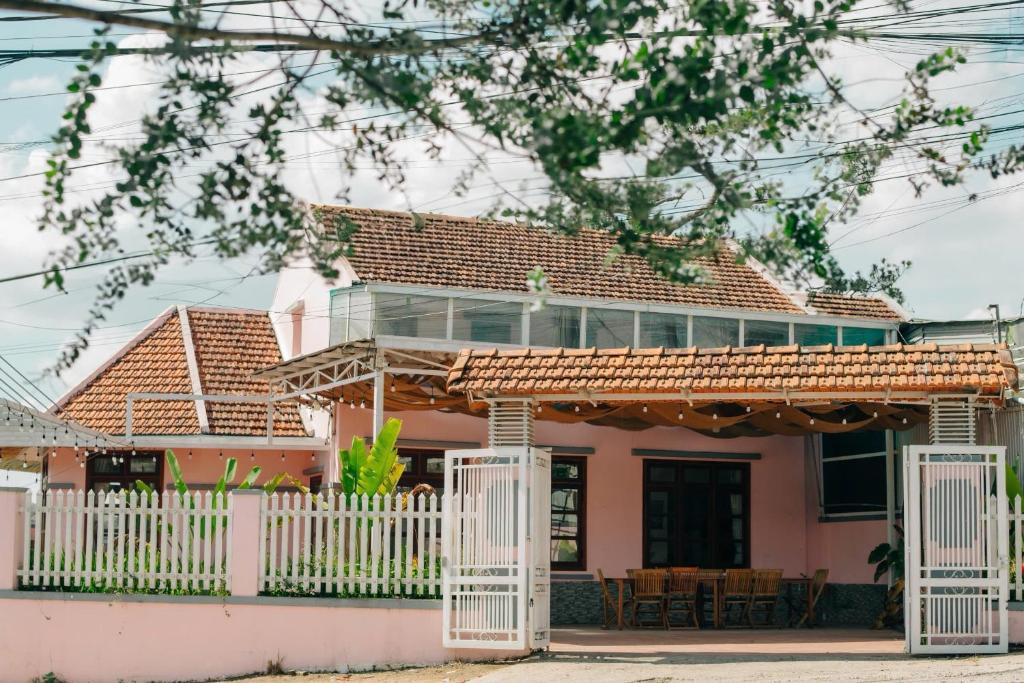 a house with a white fence and a white gate at Villa Thung Lũng Hồng 2 in Ấp Kim Thạch