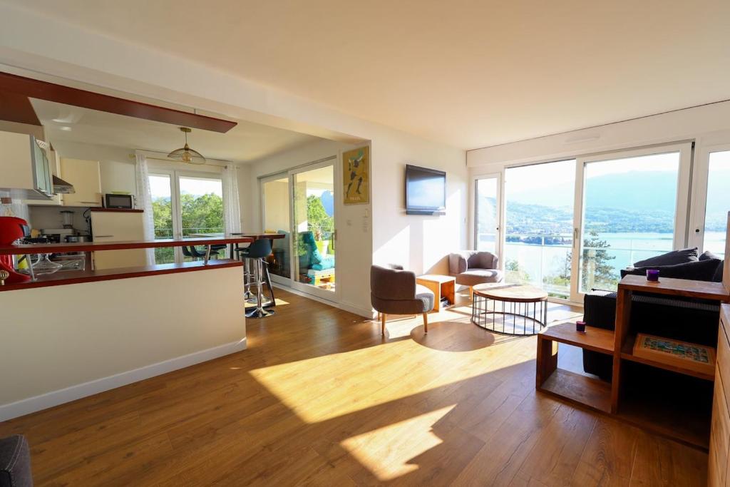 un soggiorno con vista su una cucina di L'Hermitage lake view a Talloires