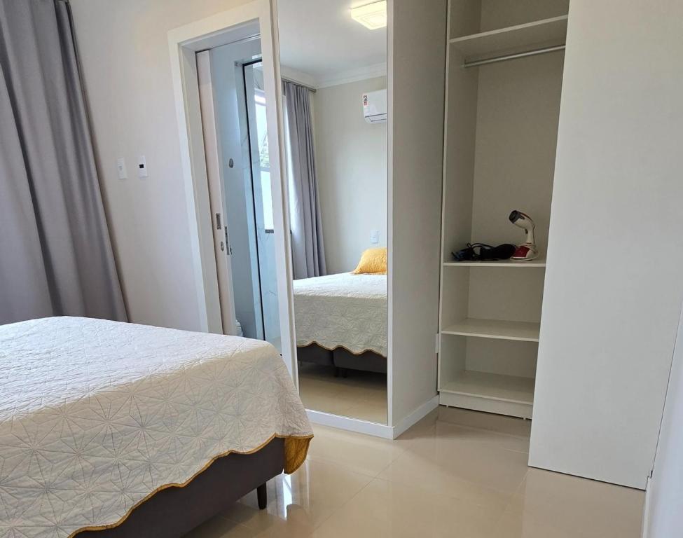 Ένα ή περισσότερα κρεβάτια σε δωμάτιο στο Cobertura em Bombinhas - Piscina - Luxo - Alto Padrão