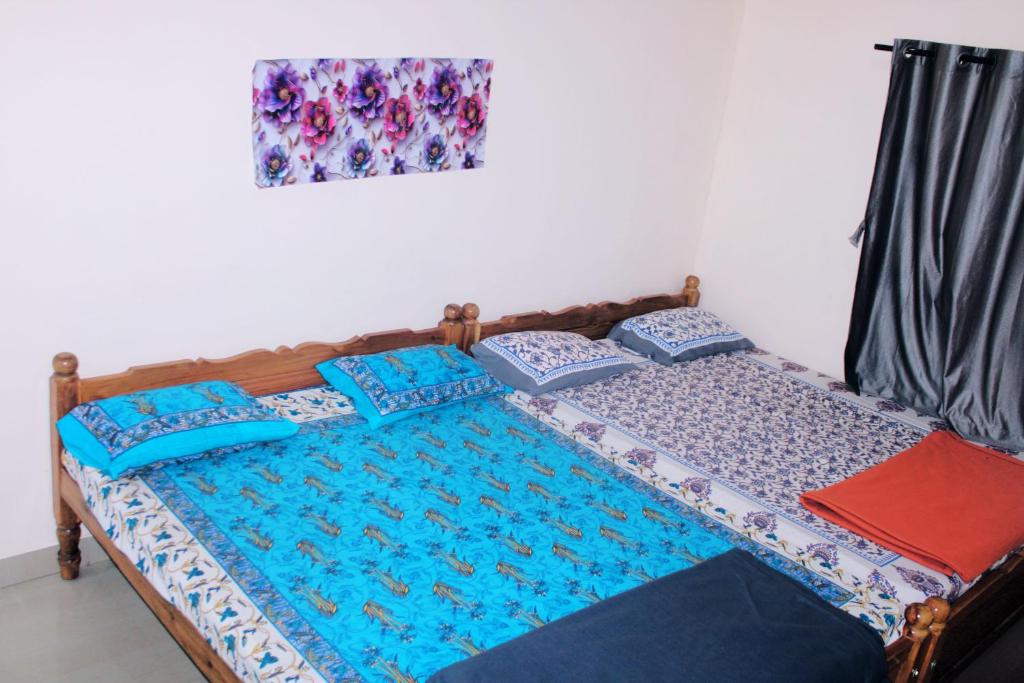 una cama con almohadas encima en Radhe Homestay Malpe Beach side, udupi, en Malpe