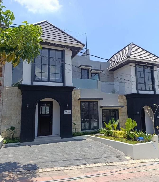 ein Haus mit einem schwarz-weißen in der Unterkunft QueeNdra Villa in Tlekung