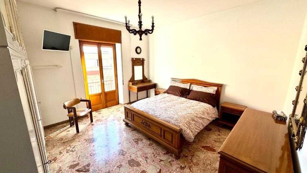 a bedroom with a bed and a table and a chair at B&E Casa Vacanze in Taranto
