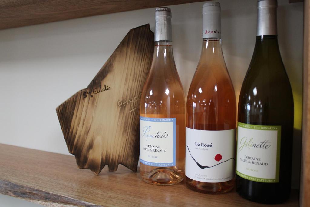 Sainte-EulalieにあるEspace Gerbierの棚に三本のワインを置く