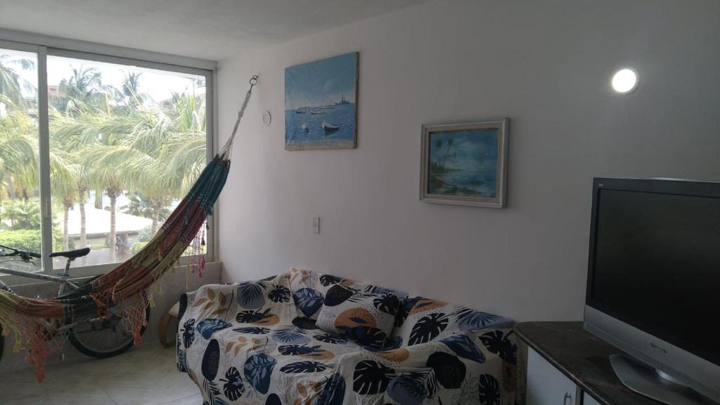 ein Wohnzimmer mit Couch und Hängematte in der Unterkunft Apartment in Lechería, Beach, Marina, Shopping in El Morto de Barcelona