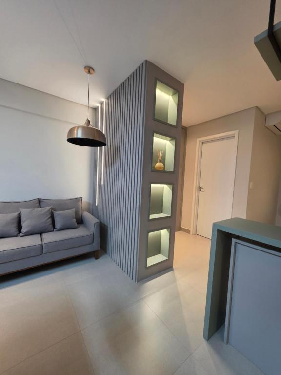 un salon avec un canapé et une table dans l'établissement Studio de Alto Padrão no Jardim Aquarius, à São José dos Campos