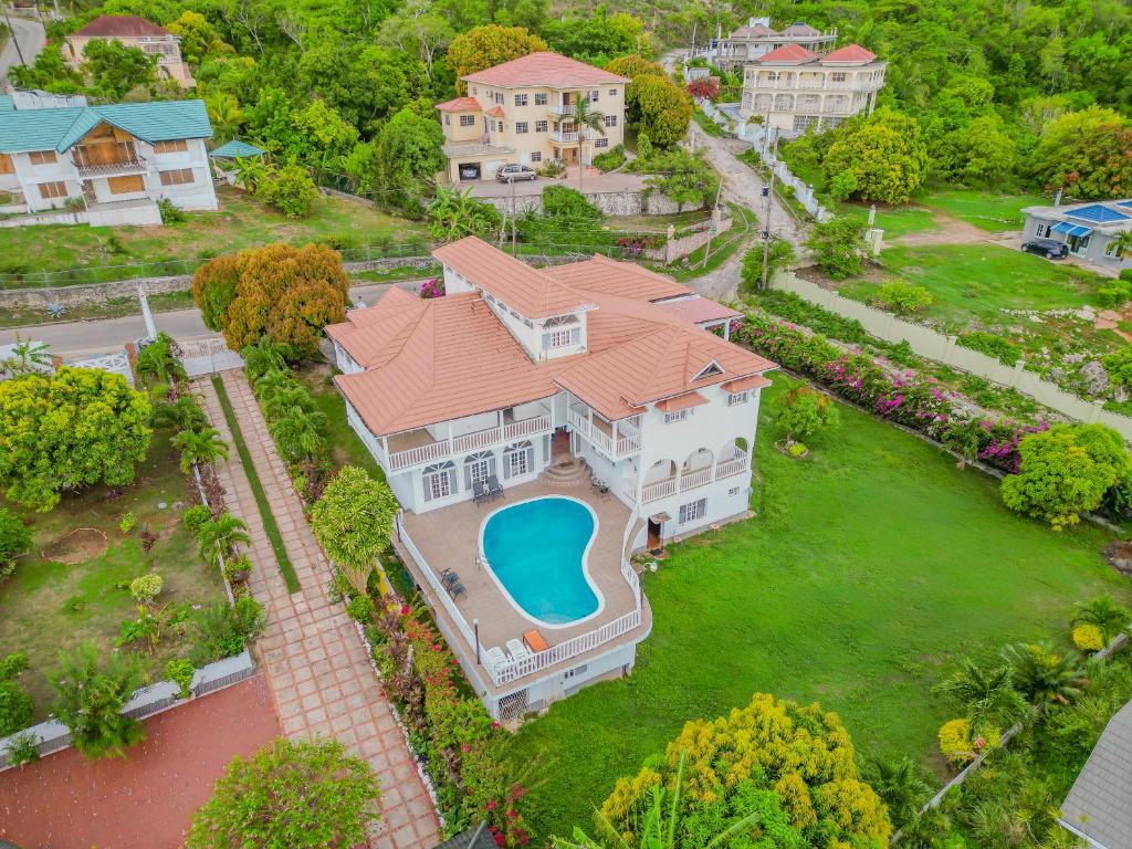 Bazén v ubytování Villa Amore Jamaica - Between Montego Bay & Ochi Rios Includes Cook nebo v jeho okolí