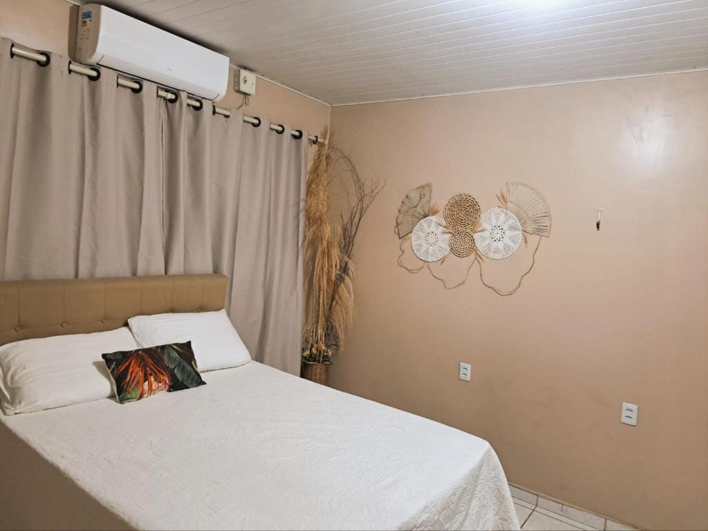 Ένα ή περισσότερα κρεβάτια σε δωμάτιο στο Quarto casal -próximo dos principais pontos turísticos