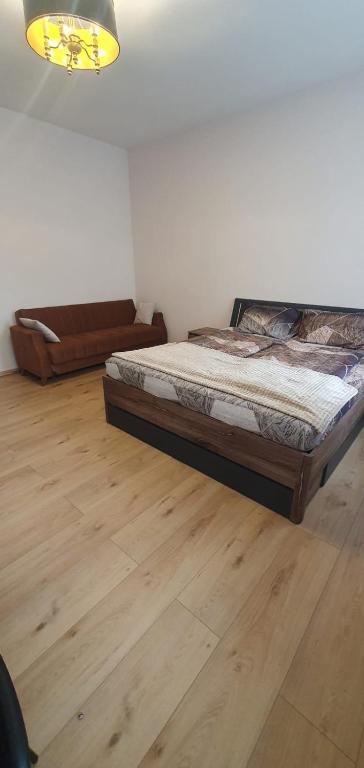une chambre avec un lit et un canapé dans une pièce dans l'établissement Comfy & Cozy Studio near Enkplatz U3, à Vienne