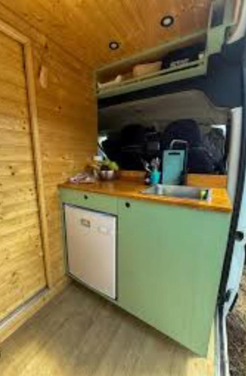 Una pequeña cocina con fregadero y encimera. en Love Ride, en Amadora