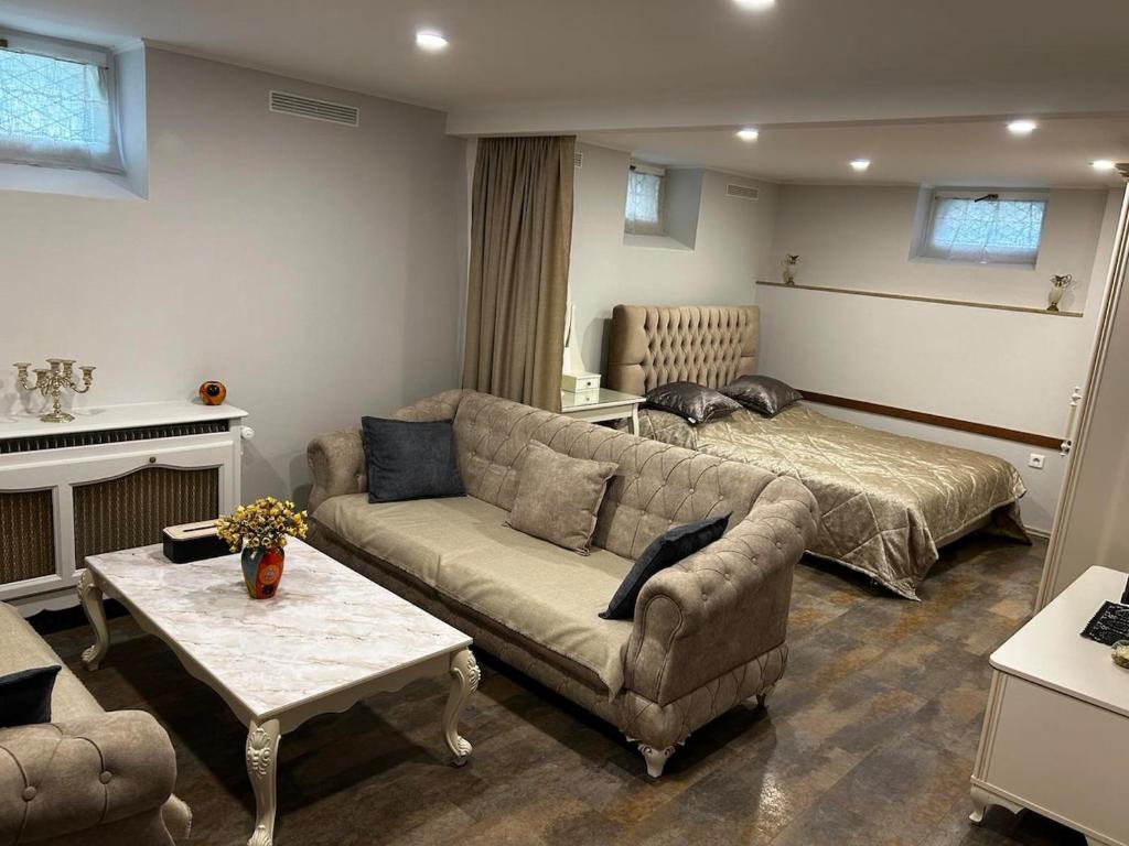 a living room with a couch and a bed at Appartement in Oberschaeffolsheim