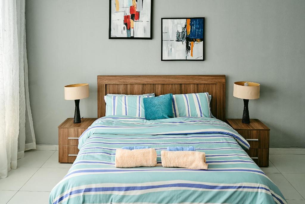Un dormitorio con una cama grande con dos lámparas. en The Galleria, en Lagos