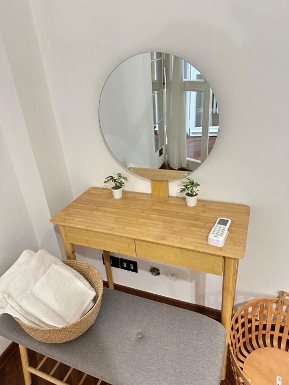 ein Frisiertisch mit Spiegel und Stuhl in der Unterkunft B&B Olimpia in Reggio nell'Emilia