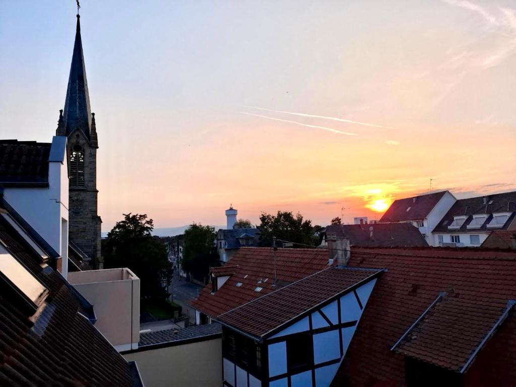 De zonsopgang of zonsondergang vanuit het appartement