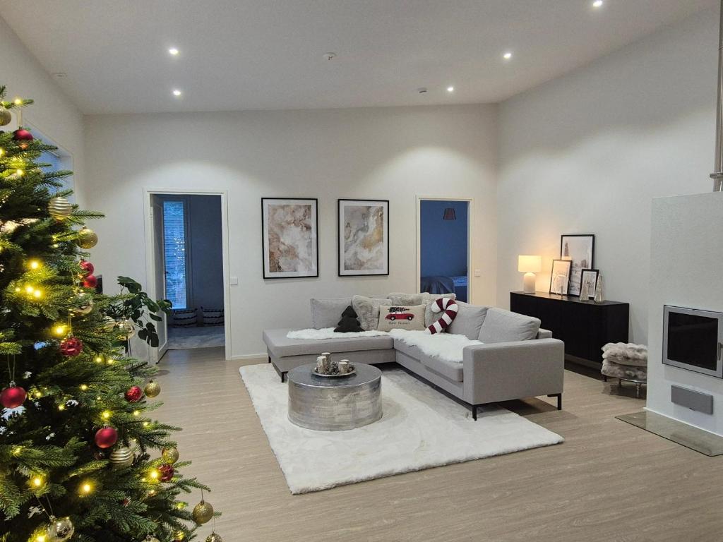 Posezení v ubytování Aurora Sky Home with private sauna