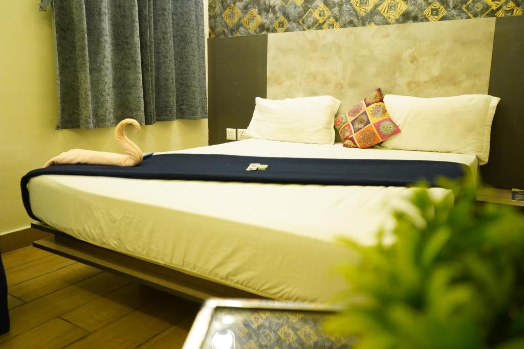 Postel nebo postele na pokoji v ubytování Alphineglow Hotel