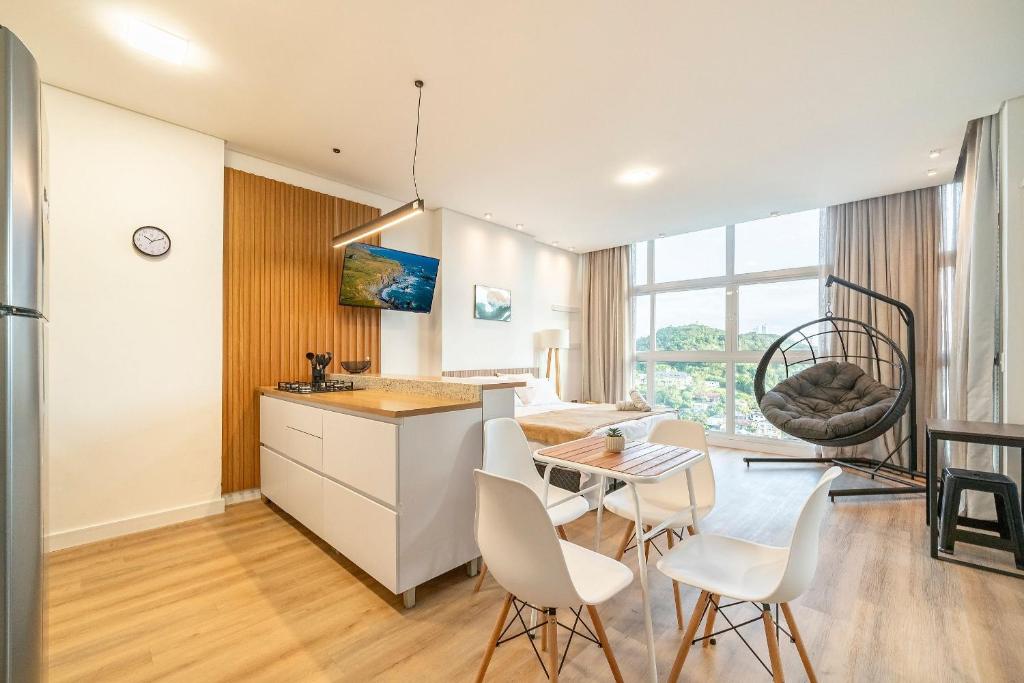 Η κουζίνα ή μικρή κουζίνα στο Riviera Concept 1 Qto e Piscina by Achei Camboriú