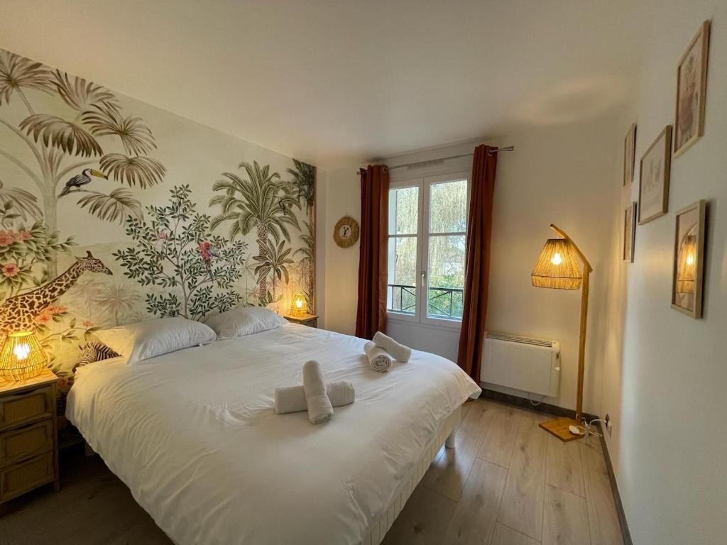 Ένα ή περισσότερα κρεβάτια σε δωμάτιο στο Mickey House - 10 min Disneyland - Parking privé