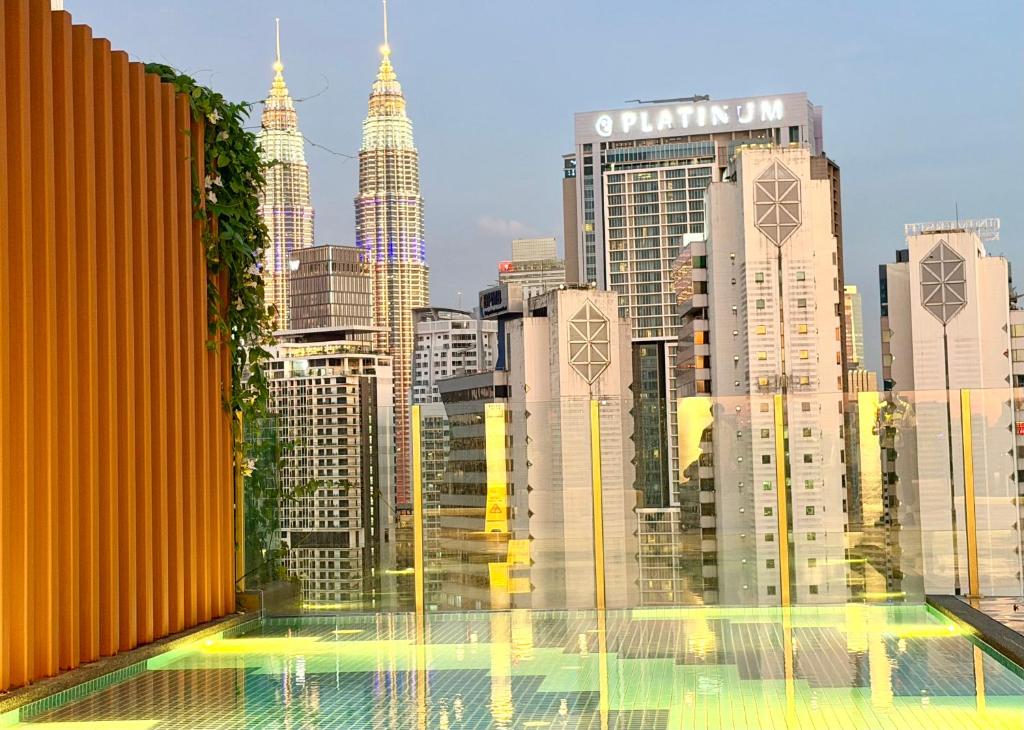 Una vista del horizonte de una ciudad con edificios altos. en Kuala Lumpur Luxury Suites By Majestic Residence, en Kuala Lumpur