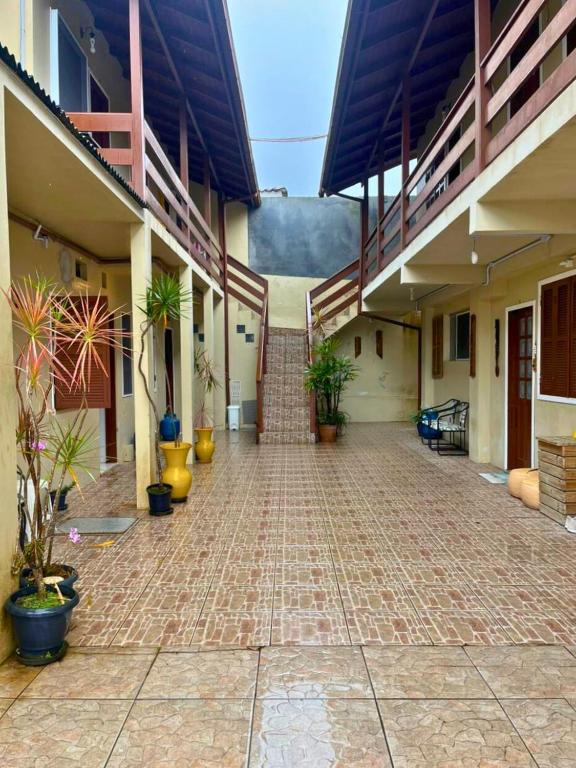 un cortile vuoto di un edificio con piante in vaso di Apartamento mobiliado em Florianópolis a Florianópolis