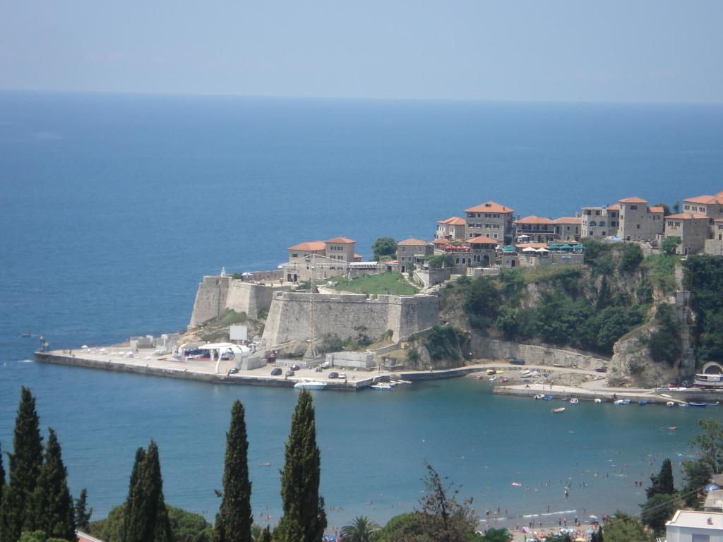 eine Insel im Ozean mit einem Schloss in der Unterkunft Apartments Popovic in Ulcinj