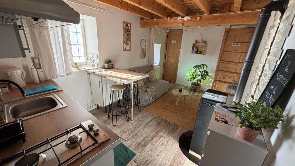 eine Luftansicht auf eine Küche und ein Wohnzimmer in der Unterkunft Maisonnette à la campagne in Roissard