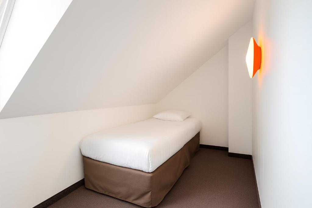 Campanile Fontainebleau - Standard Queen Room With One Single Bed
