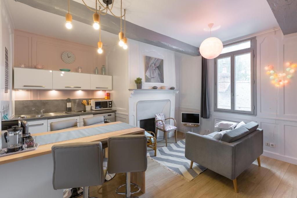 uma cozinha e sala de estar com mesa e cadeiras em Ty Melaine by Cocoonr em Rennes