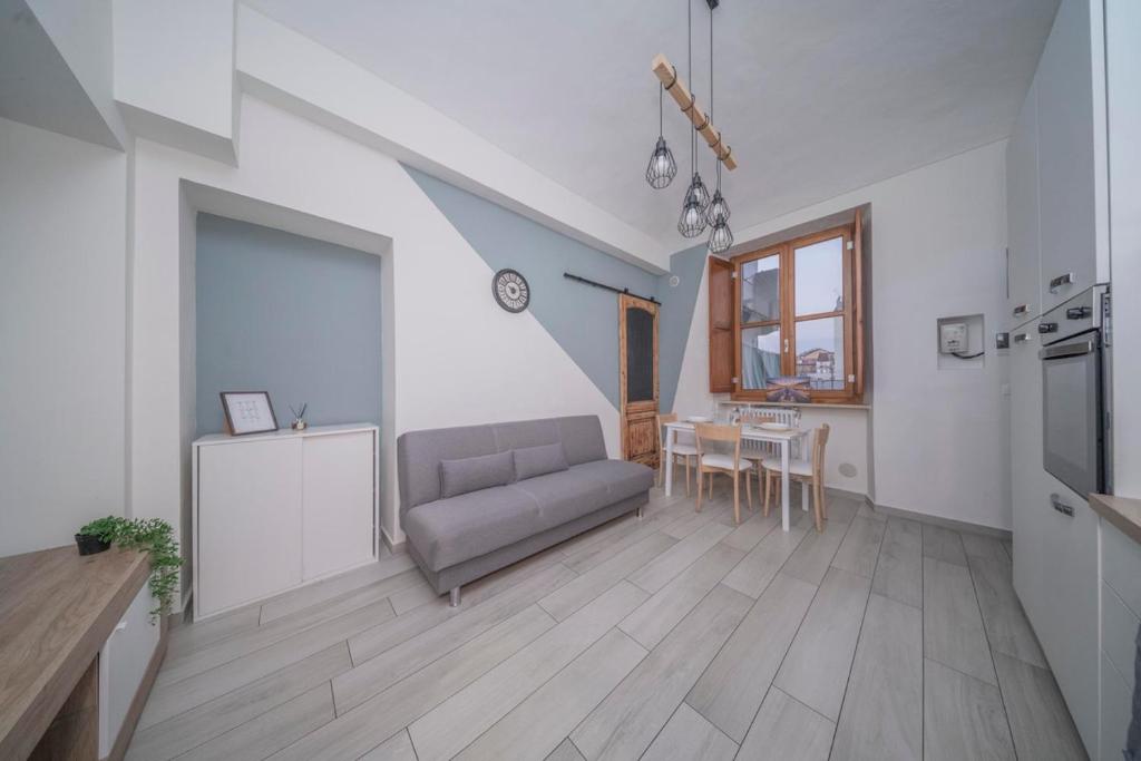 ein Wohnzimmer mit Sofa und Tisch in der Unterkunft Scopri Torino da una posizione privilegiata! in Turin
