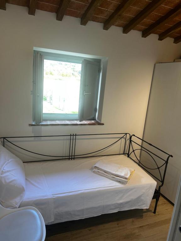 een bed in een kamer met een raam bij Casa Rachele in Arezzo