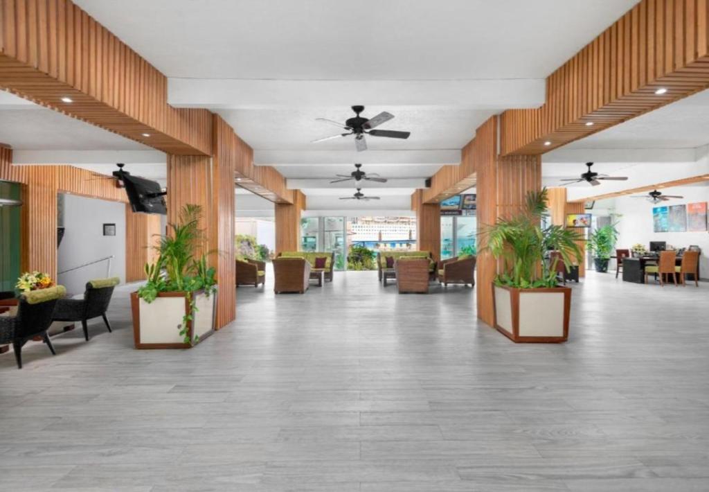 eine leere Lobby mit Topfpflanzen in einem Gebäude in der Unterkunft El cid La ceiba beach in Cozumel