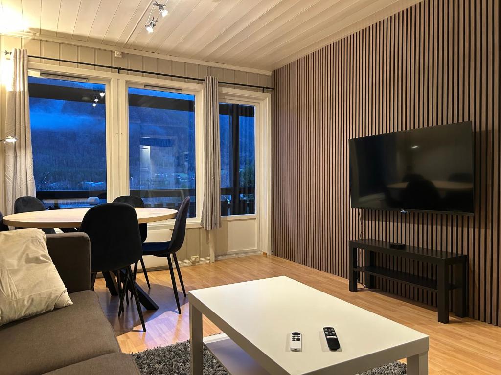 オイヤーにあるHafjell Ski-in Ski-Outのソファとテレビのあるリビングルーム