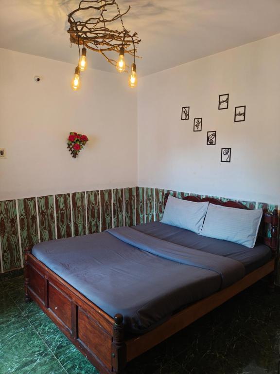 Postel nebo postele na pokoji v ubytování KMT Ooty villa mangal niketen