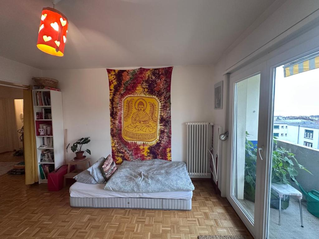 Zimmer mit einem Bett und einer Wand mit einem Poster in der Unterkunft Forêt Lausanne in Lausanne