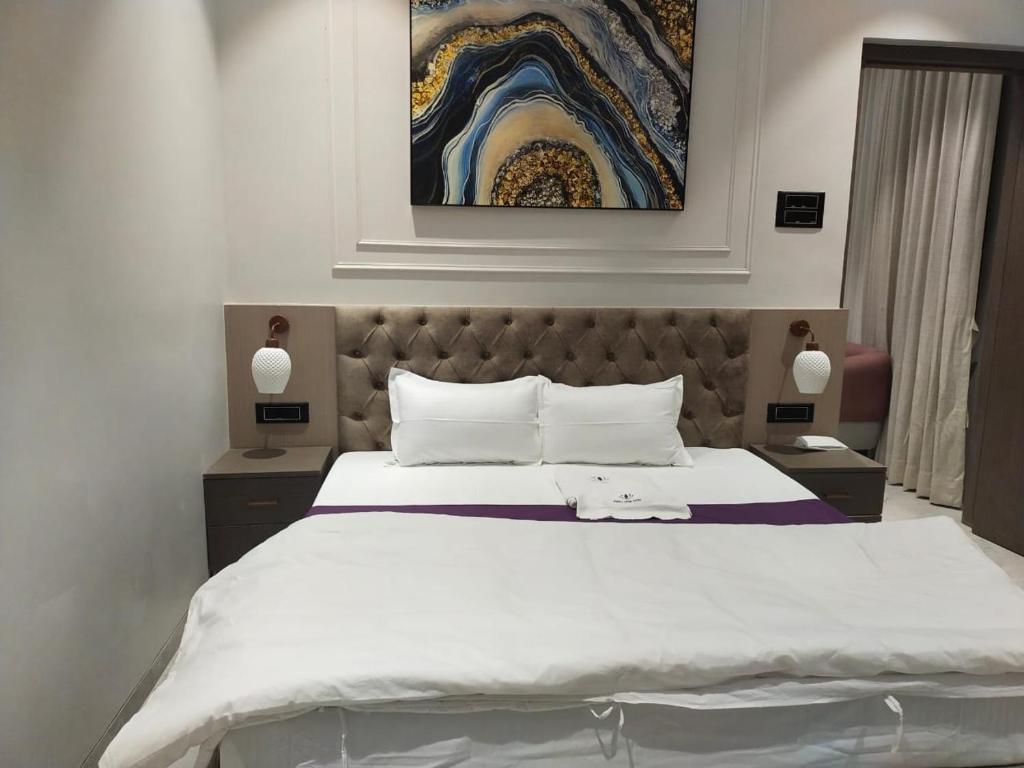 Postel nebo postele na pokoji v ubytování Purple Lotus Suites