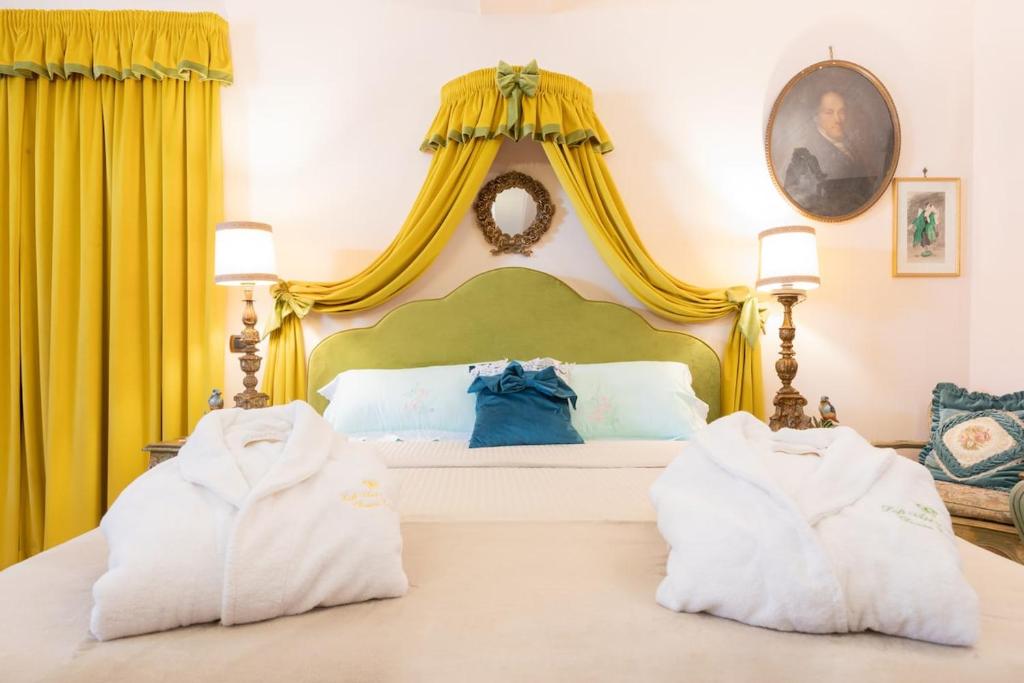 罗马Loft Appia Antica Donna Eugenia的卧室里有一张床，床上放着两条毛巾。