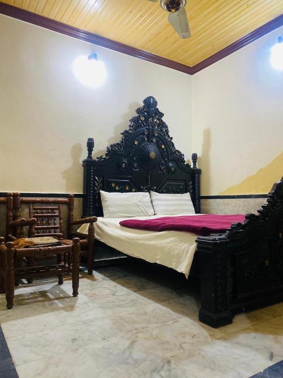 En eller flere senge i et værelse på Al ibadat hotel Peshawar