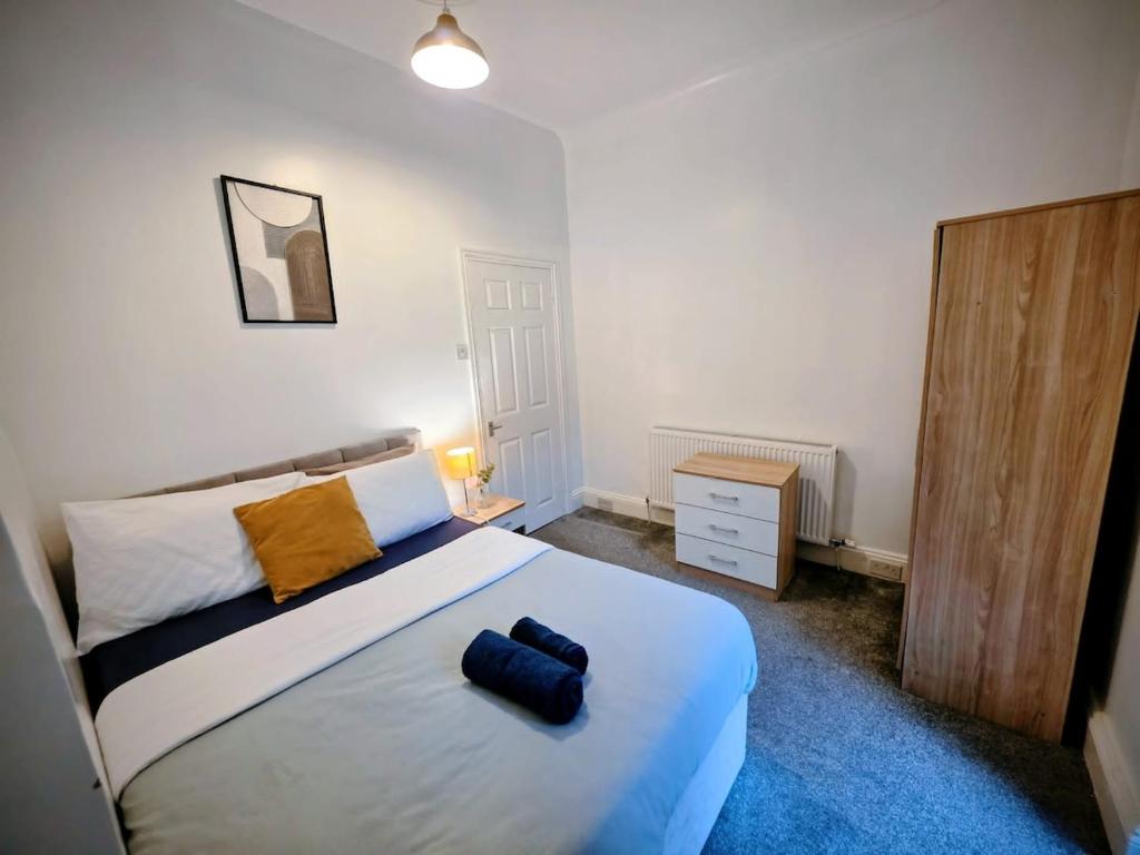 ein Schlafzimmer mit einem Bett mit zwei blauen Kissen darauf in der Unterkunft Union Palace, Free Parking in Blythe