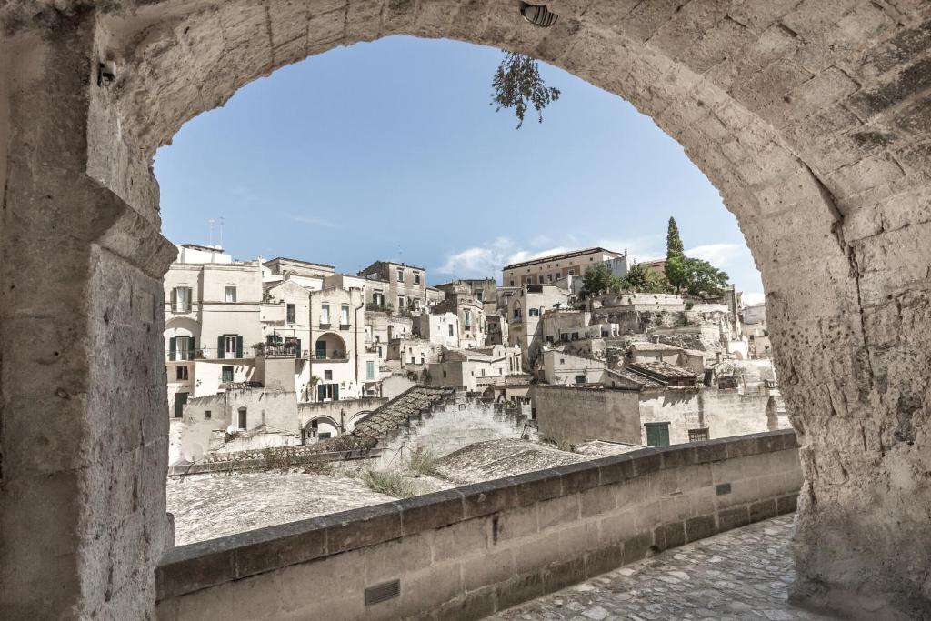 - Vistas a la ciudad a través de un arco en Casamata Matera, en Matera