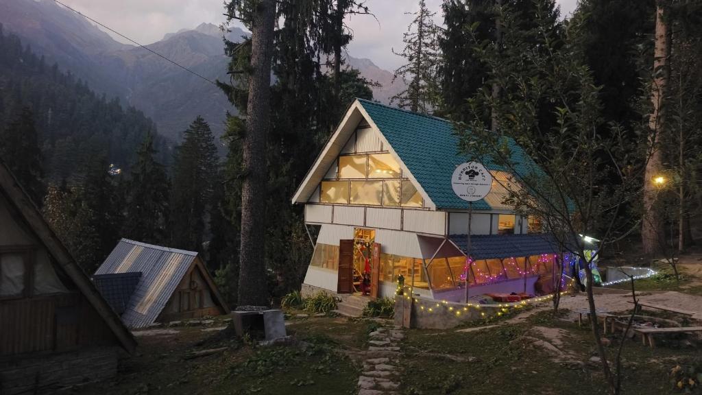 a small house in the middle of a forest at The shire kalga in Kasol