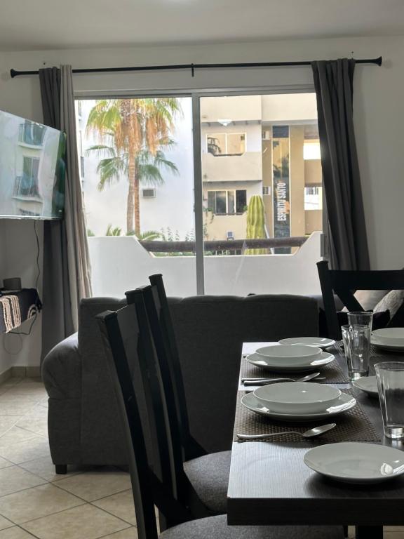 Khu vực ghế ngồi tại 3 beds 2 bath apartment minutes walk from the beach