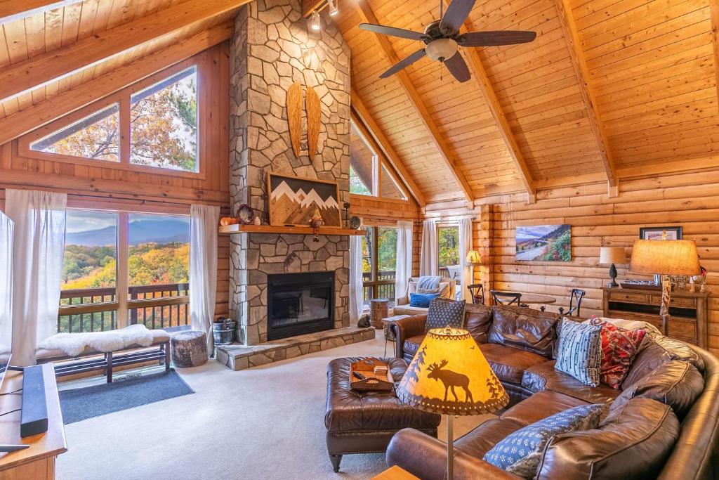 Una sala de estar con un sofá y una chimenea. en Angels Envy, en Blowing Rock