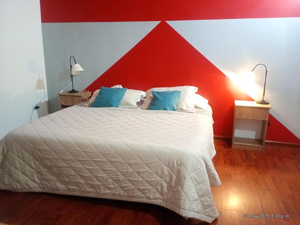 ARoss في أوشوايا: غرفة نوم بسرير كبير مع اللوح الأمامي الأحمر