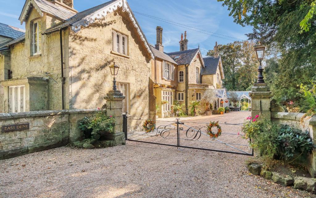 Isle of WightにあるEast Dene Estateの自転車が置かれた家の門