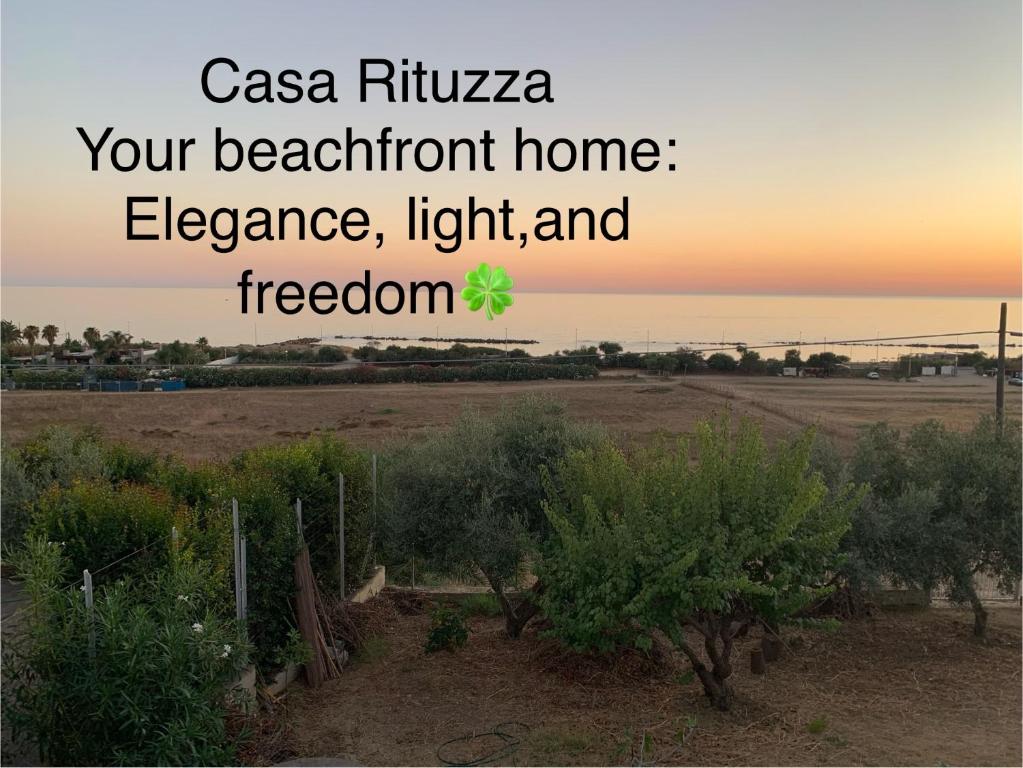 圣莱昂casa Rituzza的一张田野的图片，旁边写着“casas rivaza，你美丽的家”。