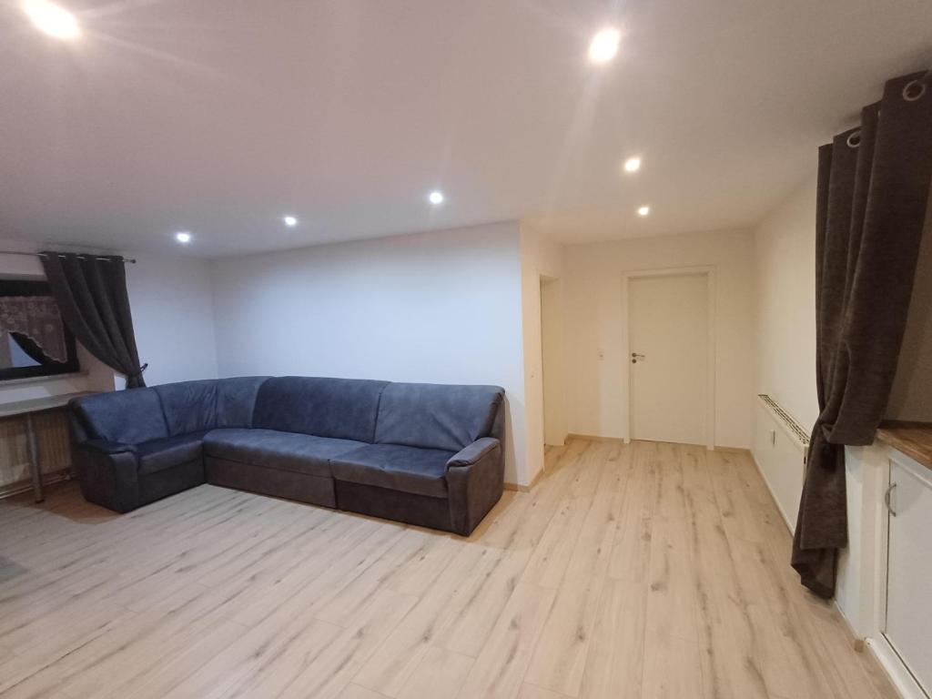 カールスシュタットにあるMaxhaus 3のリビングルーム(青いソファ付)