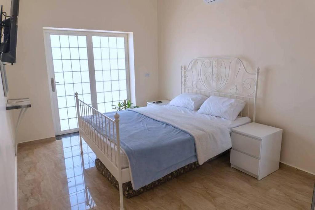 Giường trong phòng chung tại Private villa with pool in Deadsea Jordan