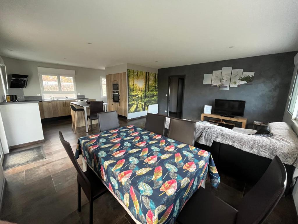 SalguesにあるGîte aux Portes d'Aubracのベッドとダイニングルームのあるリビングルーム