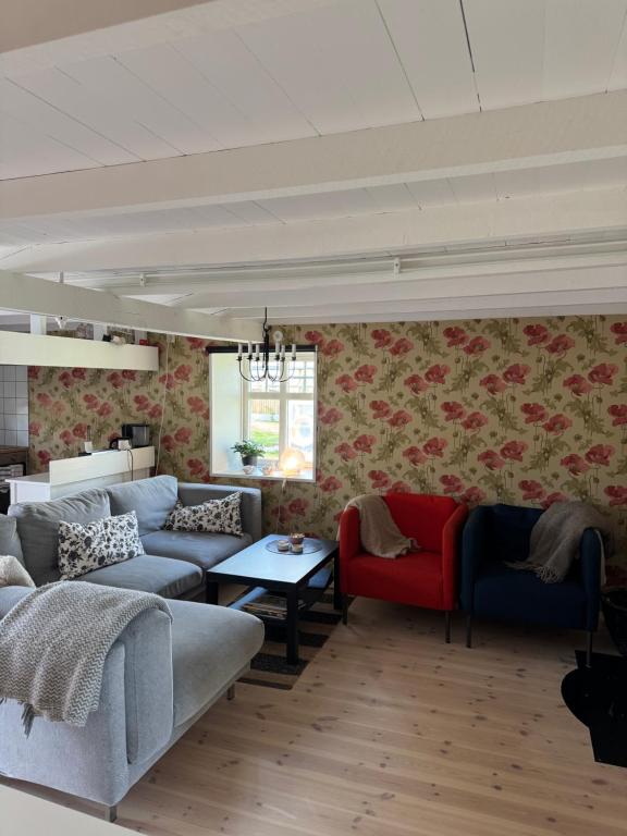 a living room with couches and a table at Toftavägen 325 Semesterbostad in Tofta