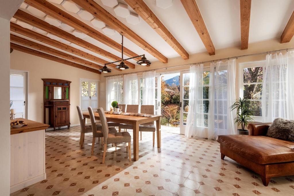 une salle à manger avec une table et des chaises dans l'établissement 4-Jahreszeiten, à Hopfgarten im Brixental