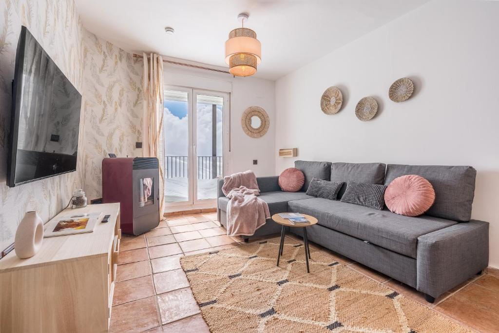 een woonkamer met een bank en een tv bij Suite con terraza 31E in Sierra Nevada